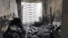 正在床底或沙发上划火柴、点蜡烛找小他正在床